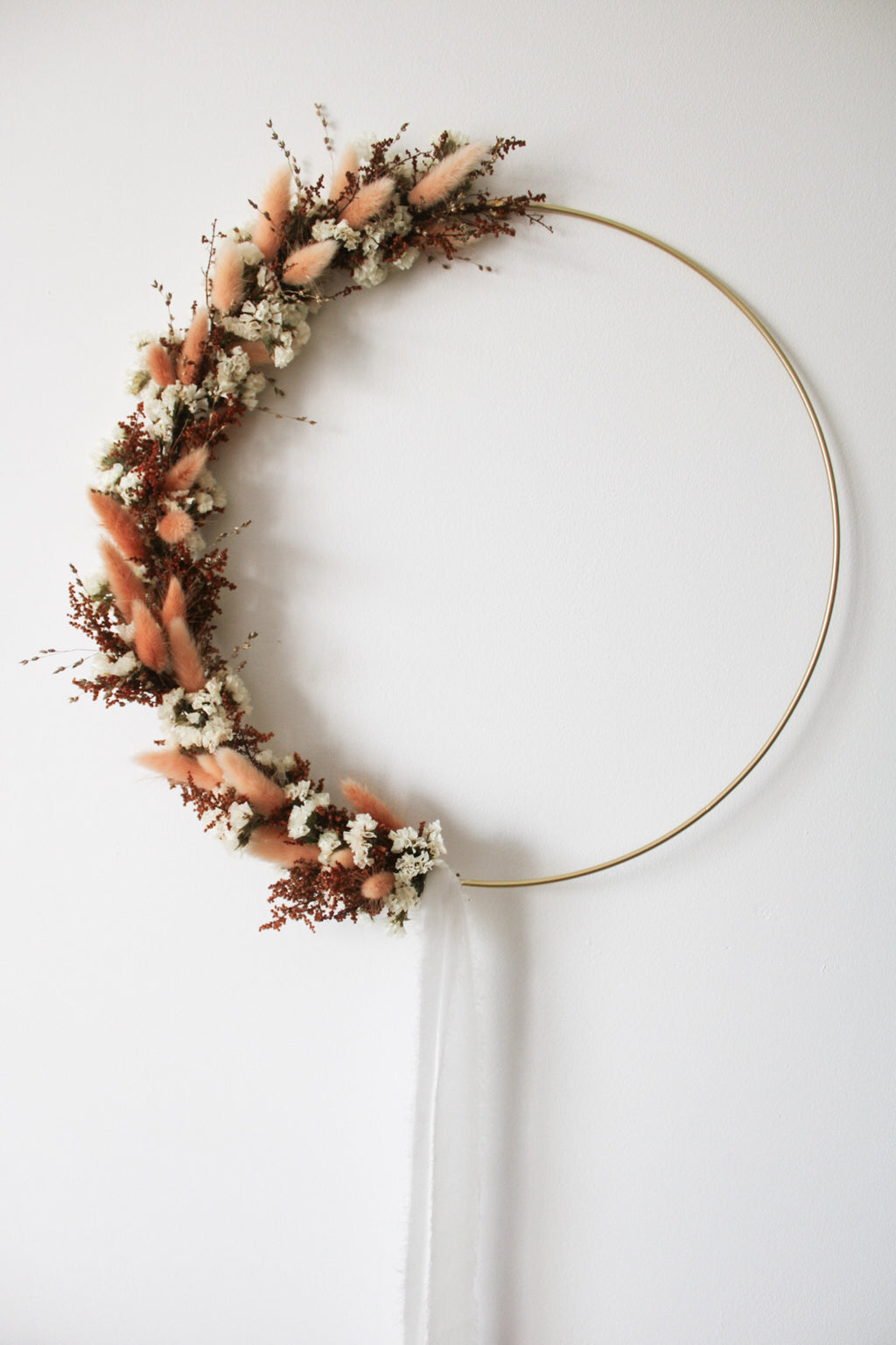 Couronne murale en fleurs séchées - tons blanc, orange et marron