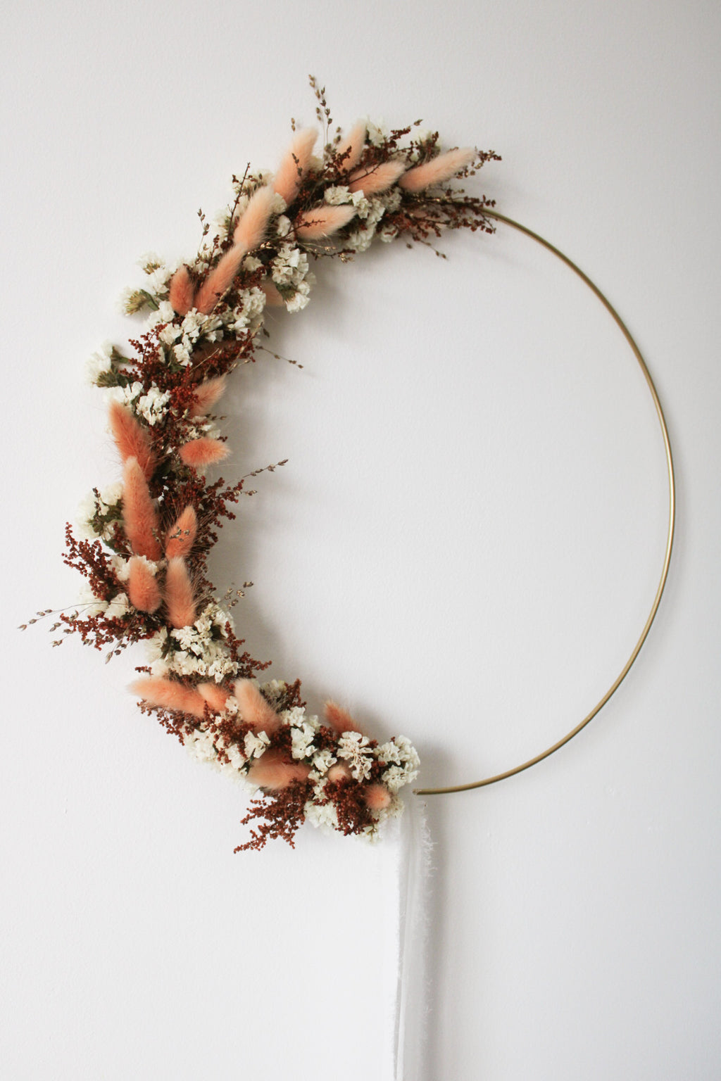 Couronne murale en fleurs séchées - tons blanc, orange et marron