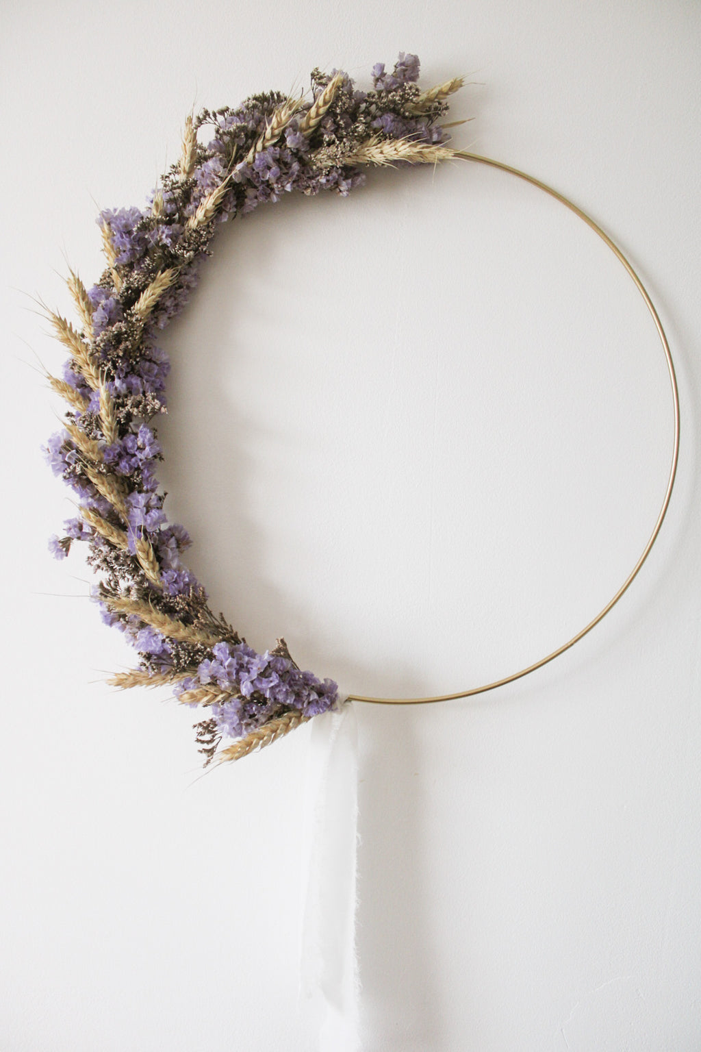 Couronne murale en fleurs séchées - statice, blé et limonium