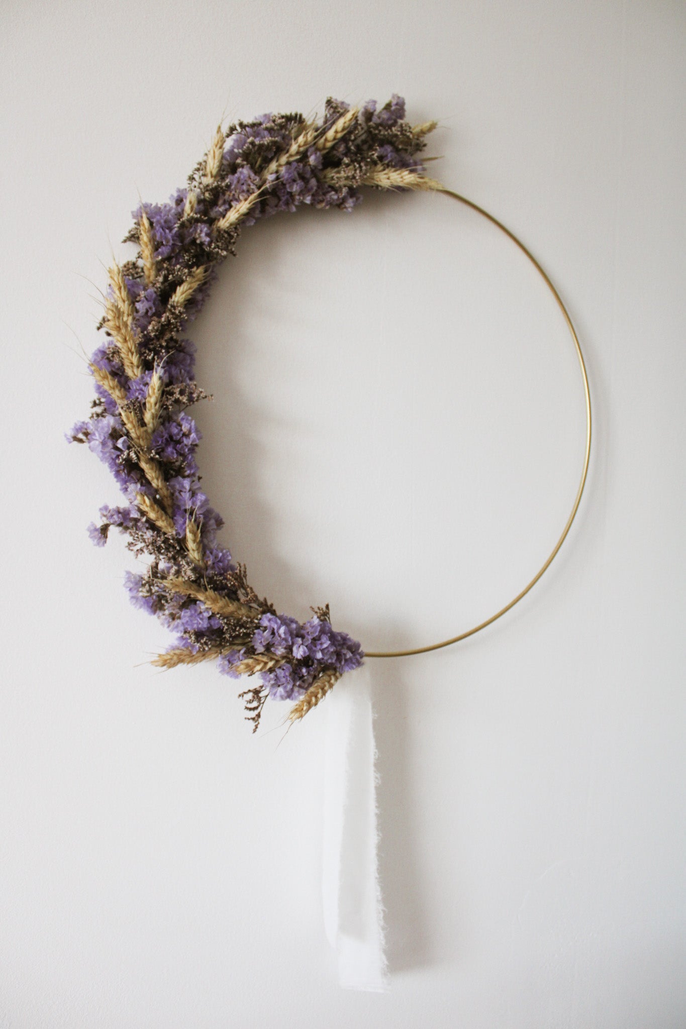 Couronne murale en fleurs séchées - statice, blé et limonium